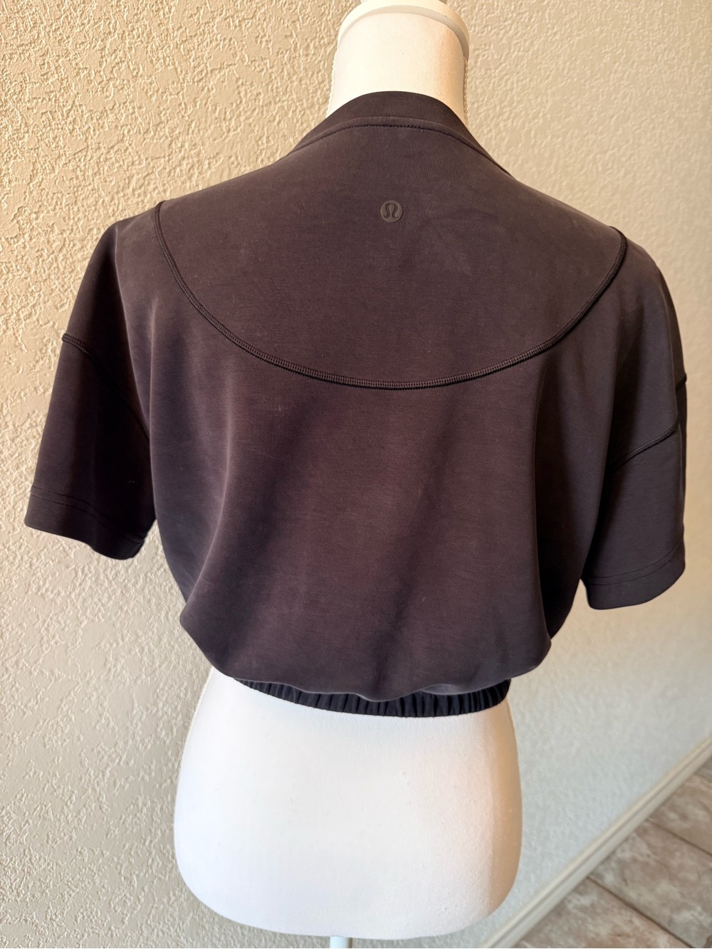 LULULEMON Softstreme Gathered Black T-Shirt Crop Athleisure Top Size 4 - Picture 4 of 11